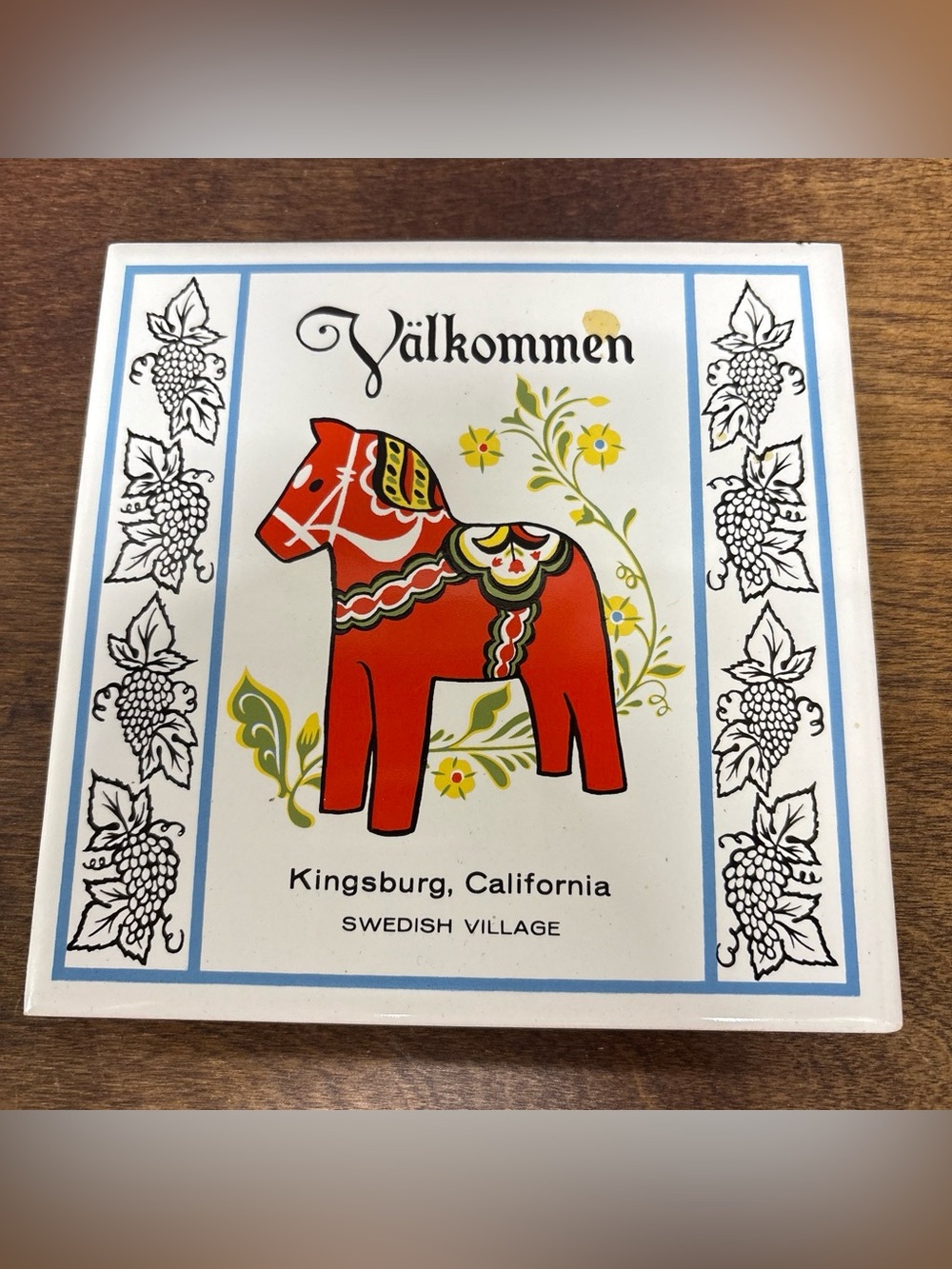Välkommen Red Dala Horse Swedish Village Decorative Tile